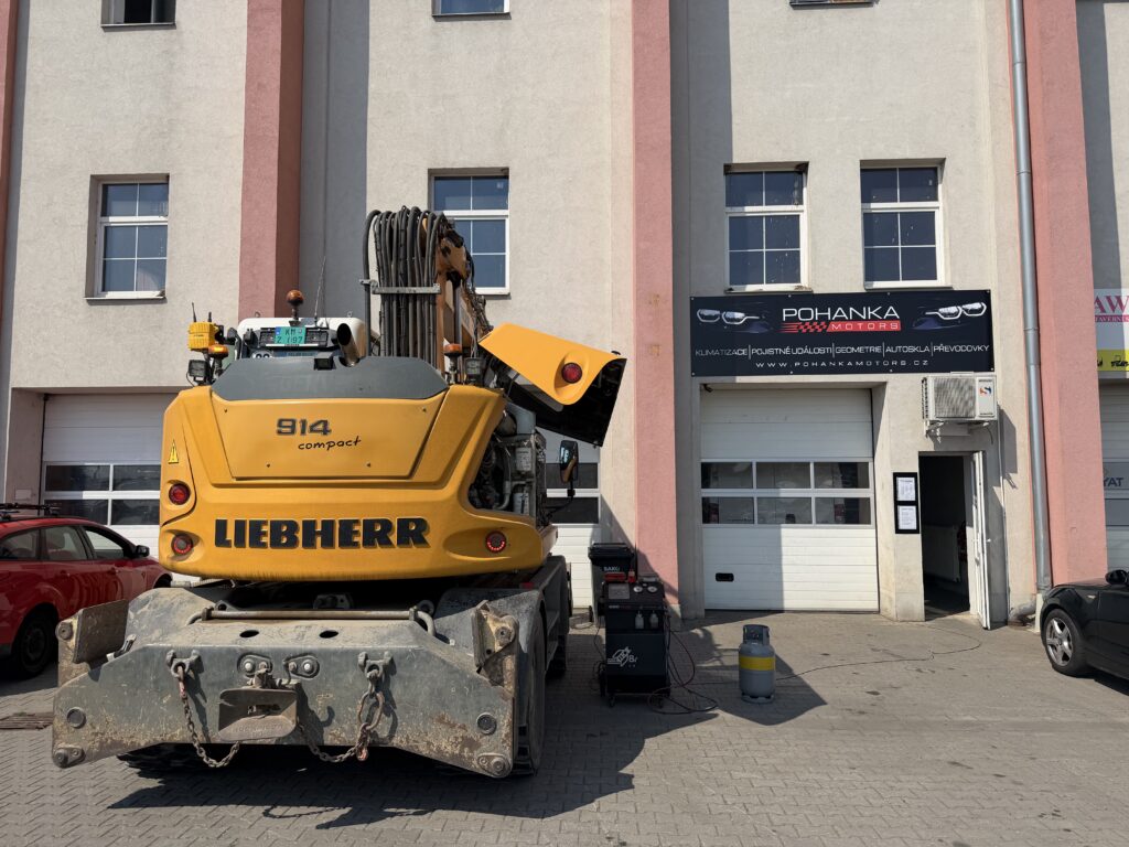 Stavební stroj před provozovnou Pohankamotors v Modřicích.